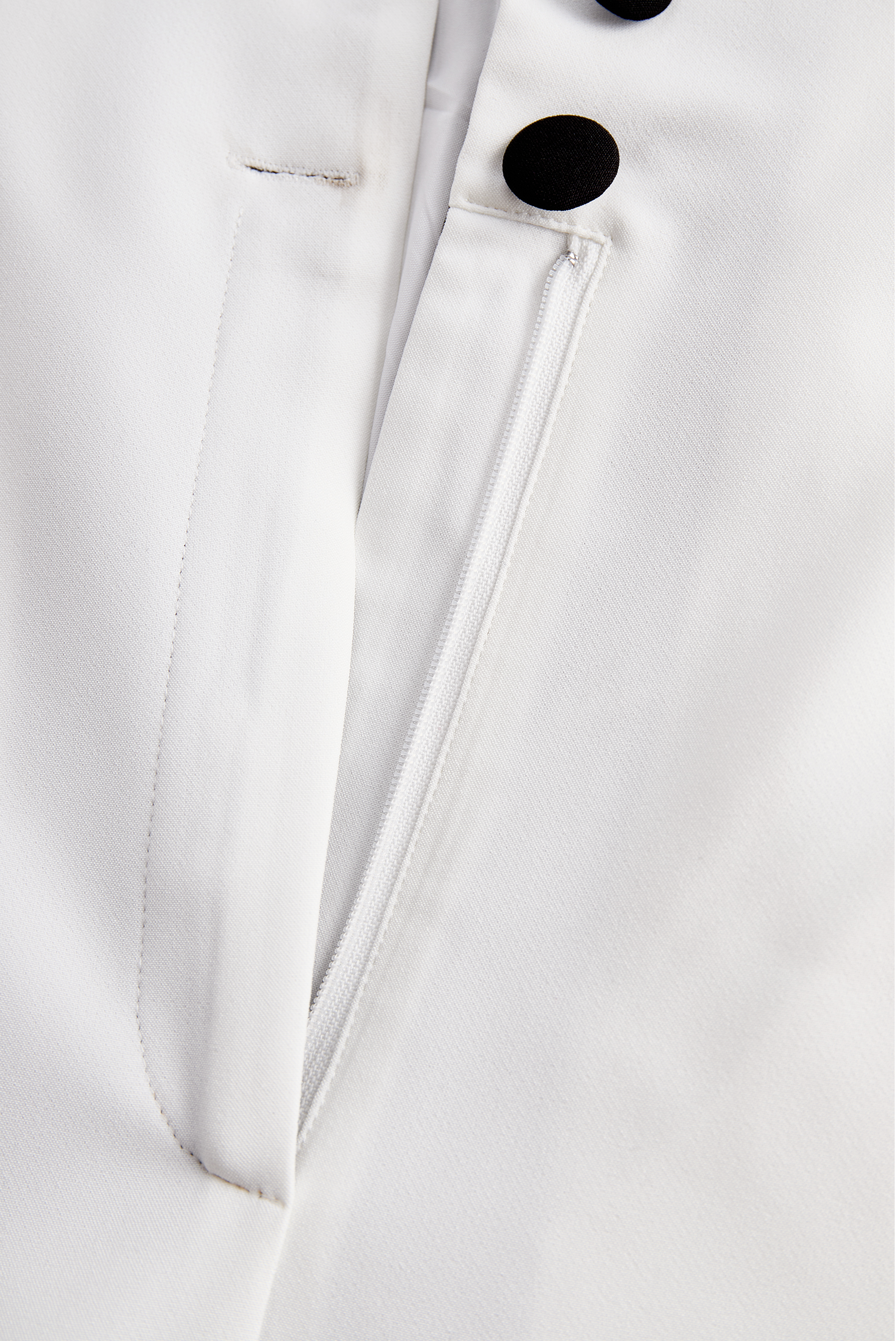 Elegante Tuta Bianca con Dettaglio Doppi Bottoni e Revers Nero